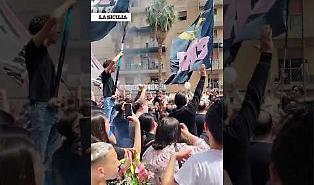 Il coro ultras nella piazza di Borgo Vecchio: &laquo;Alessia nel cuore&raquo;. L'omaggio alla bambina super-tifosa nel giorno dei funerali