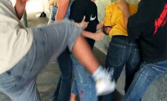 Commerciante preso a pugni da baby gang di 11 ragazzini: "Fanno quello che vogliono e non c'&egrave; controllo"