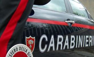 Calci, pugni e bastonate ai vicini, arrestati padre e figlio minorenne