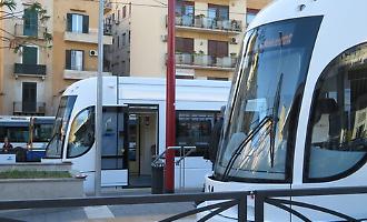 Le si stacca il braccio incastrato nella ringhiera del tram, automobilista 56enne gravemente ferita in via Regione Siciliana