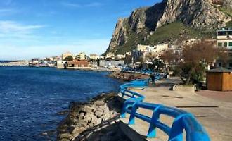 L'alga tossica fa dietrofront, ordinanza del sindaco: Sferracavallo torna tutta balneabile