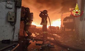 Rogo all'impianto rifiuti di Campofelice di Roccella, fiamme ancora attive dopo tre giorni: attesa per i dati dell'Arpa