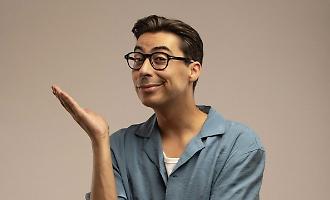 Claudio Casisa: il comico palermitano conquista il pubblico del Festival con la sua simpatia e la sua ironia