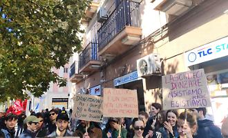 Crisi spettacolo, lavoratori in piazza a Palermo: "Contratti fermi e turnover bloccato", luned&igrave; lo sciopero nazionale a Roma