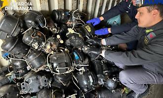 Al Porto di Palermo sequestrato un container di rifiuti: i ricambi di auto non bonificati destinati in Nigeria