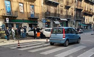 Finisce con l'auto su tre veicoli parcheggiati: tre feriti