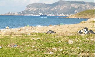 L'estate a rischio a Palermo e provincia: quasi la met&agrave; del litorale vietato ai bagnanti