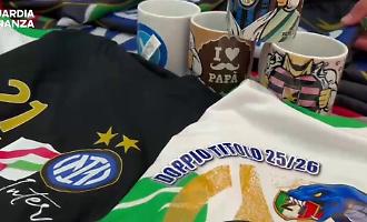 Gadget taroccati per lo scudetto venduti online: sequestrati magliette, bandiere e termopressa