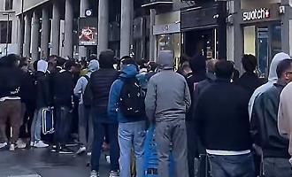Corsa al "Royal Pop": a Palermo file notturne per avere l'esclusivo orologio da taschino, il sold out il meno di tre ore