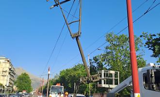 Camion danneggia i cavi del tram, traffico in tilt a Palermo