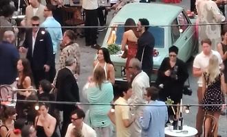 Dua Lipa e Callum Turner, nozze in piazza a cielo aperto: Palermo diventa un salotto siciliano - Le transenne e le proteste