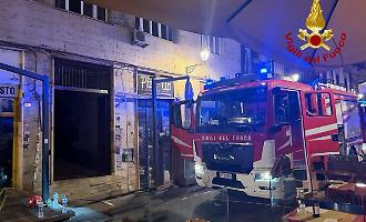 Incendio nel vano contatori di un palazzo &igrave;di cinque piani in via Maqueda: paura nel pieno centro di Palermo | Le foto