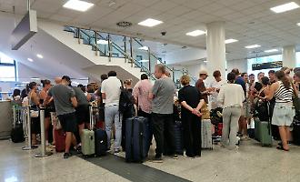 Etna, la vacanza finisce in aeroporto: l&rsquo;ansia dei passeggeri tra voli cancellati e partenze da altri scali
