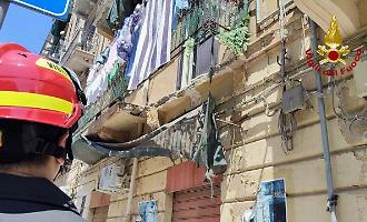 Cede il balcone mentre appende i vestiti, donna di 56 anni in codice rosso