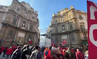 A Palermo corteo della Cgil contro la manovra: dagli addetti dei call center licenziati agli edili rimasti senza contratto, lavoratori in piazza per un futuro dignitoso