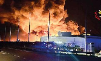 Campofelice di Roccella, allarme diossina dopo l'incendio: &laquo;Non aprite le finestre&raquo;