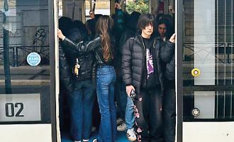 L&rsquo;Amat taglia un tram sulla linea 1, caos e ritardi tra banchine e carrozze