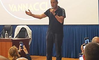 Vannacci-day a Palermo, prima a spasso in citt&agrave; e poi l&rsquo;incontro con i fan: "Pronti a scendere in campo per le Regionali"