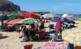 Mondello, un altro weekend nel limbo tra spiaggia libera e lavori di Italo Belga. L'attesa dei turisti: &laquo;Quando potremo prenotare?&raquo;
