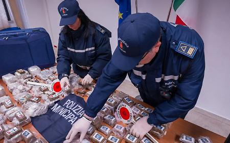 Oltre 42 kg di hashish in due valigie sulla Lancia Ypsilon: sequestrati nel Villaggio Santa Rosalia a Palermo