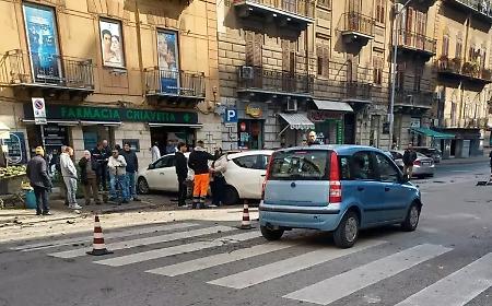 Finisce con l'auto su tre veicoli parcheggiati: tre feriti