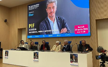 La Sicilia tra memoria, ironia e impegno politico: Pif incontra gli studenti a Palermo (video)