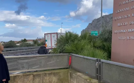 Giorgia Meloni a Palermo, l'omaggio alla stele di Capaci