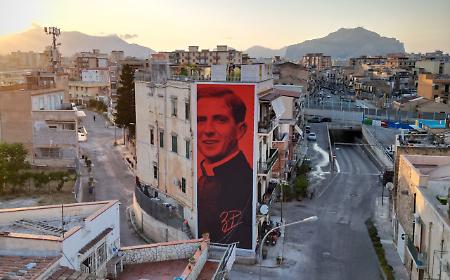 Don Pino Puglisi da giovane: inaugurato il nuovo murale a Brancaccio