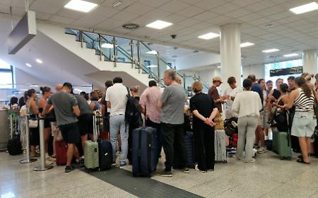 Etna, la vacanza finisce in aeroporto: l&rsquo;ansia dei passeggeri tra voli cancellati e partenze da altri scali