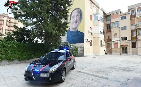L'oltraggio al beato Pino Puglisi che ha lottato la mafia e a Papa Francesco, minorenne si scaglia contro i pannelli dedicati al sacerdote