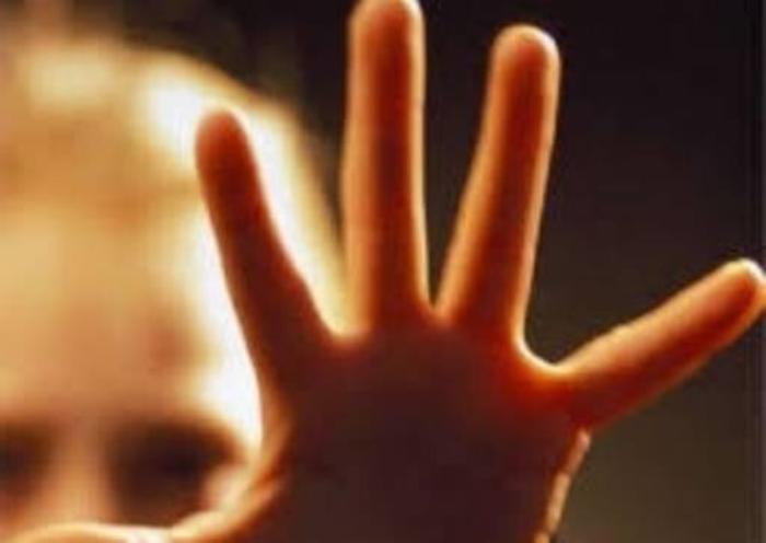 Colpito da un mestolo di legno: Tribunale sospende la responsabilit&agrave; genitoriale di madre e padre 