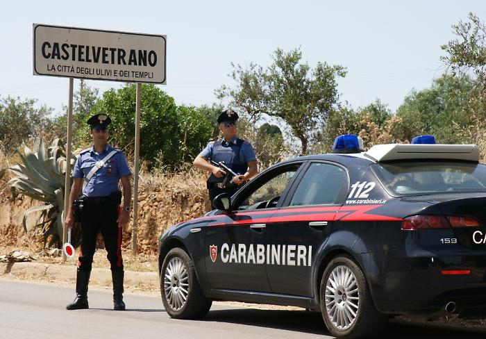 Castelvetrano, irrompe in caserma e minaccia di sparare a tutti i carabinieri