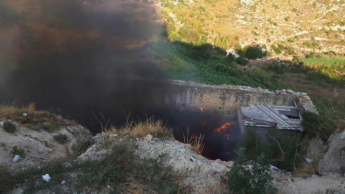 Caltagirone, brucia tubi di plastica in campagna. Fermato e denunciato dai carabinieri