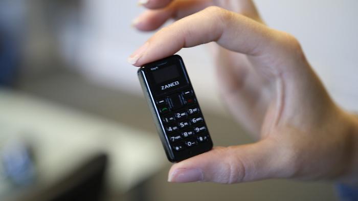Ingoia quattro mini cellulari per portarli con s&eacute; in cella