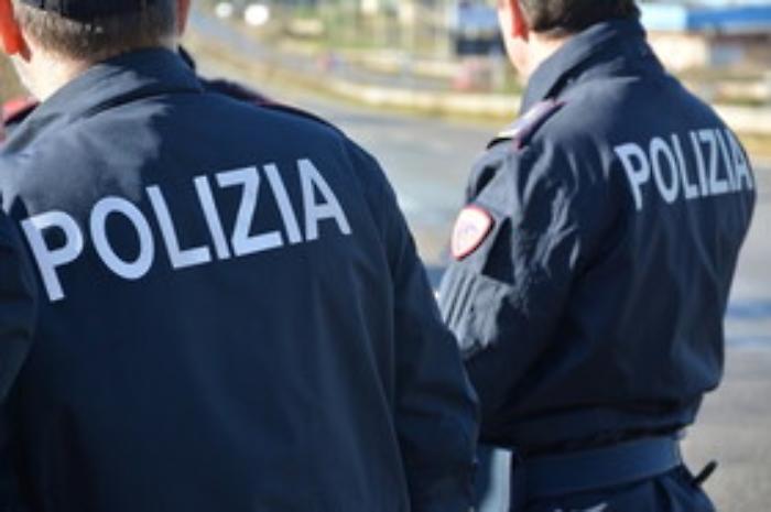 Palermo, sequestrano furgone con l'autista, inseguiti e bloccati dalla Polizia