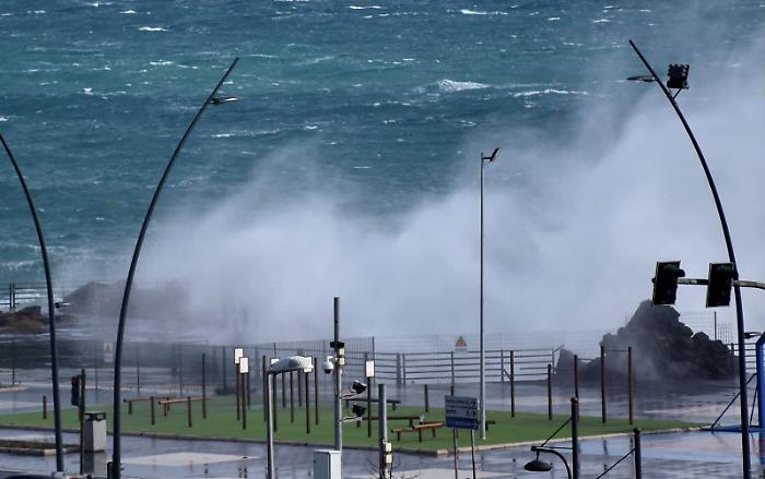 Vento ciclonico in Sicilia: feriti e mareggiate con onde alte fino a 6 metri