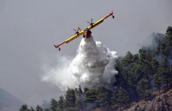 Palermo, incendio minaccia abitazioni a Villagrazia: case evacuate