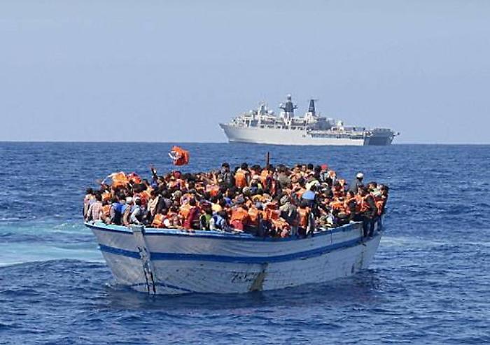 Lampedusa, arriva barcone con 57 migranti, Gdf e Guardia costiera lo hanno scortato in porto