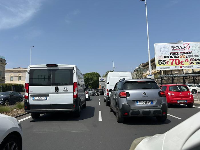 Catania, disagi in vista per gli automobilisti: chiusura temporanea del controviale Ovest di via Santa Sofia 