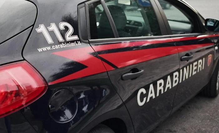 Ruba un'auto e sperona la gazzella dei carabinieri per guadagnarsi la fuga