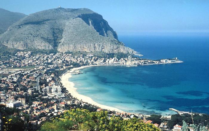 Mare di Mondello, ancora scontro sulle analisi: Ferrandelli rassicura sulla balneabilit&agrave;, La Vardera replica sullo scarico in acqua