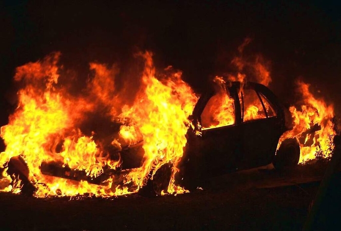 Gela, notte di fuoco a Macchitella: auto di un'agente della polizia municipale presa di mira