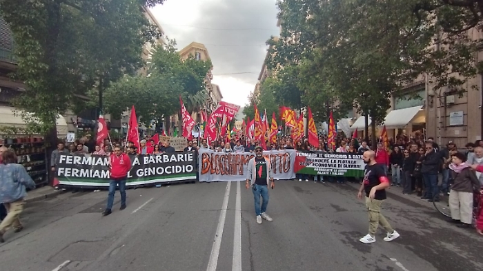 Palermo, in migliaia invadono la via Roma per il corteo pro Palestina e pro Foltilla