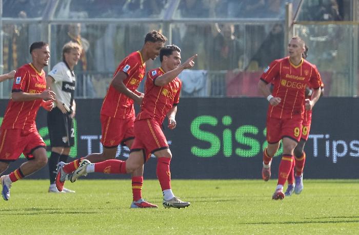 Il Lecce sorprende il Parma, Sottil regala la prima gioia a Di Francesco