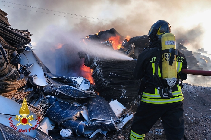 Incendio in una ditta di smaltimento di elettrodomestici nel Catanese: fiamme alte e visibili a distanza,