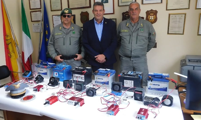 Caccia illegale alle quaglie nel Siracusano: sequestrati apparecchi acustici per attirare i volatili