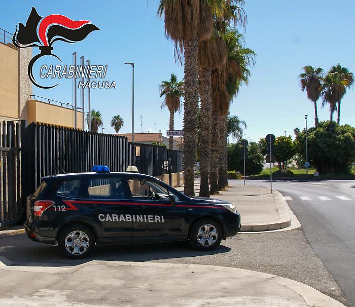 Marina di Ragusa, evade dai domiciliari e aggredisce un giovane