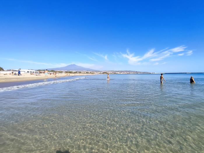 Estate infinita alla Plaia di Catania: centinaia di bagnanti anche a fine ottobre. E c'e anche il «cocco bello»