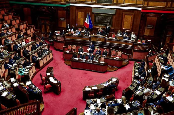 Il Senato approva la riforma della giustizia: Tajani inneggia a Berlusconi, l'opposizione mostra cartelli