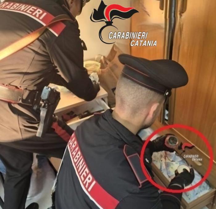 Padre coraggioso chiama i carabinieri denuncia il figlio minorenne pusher